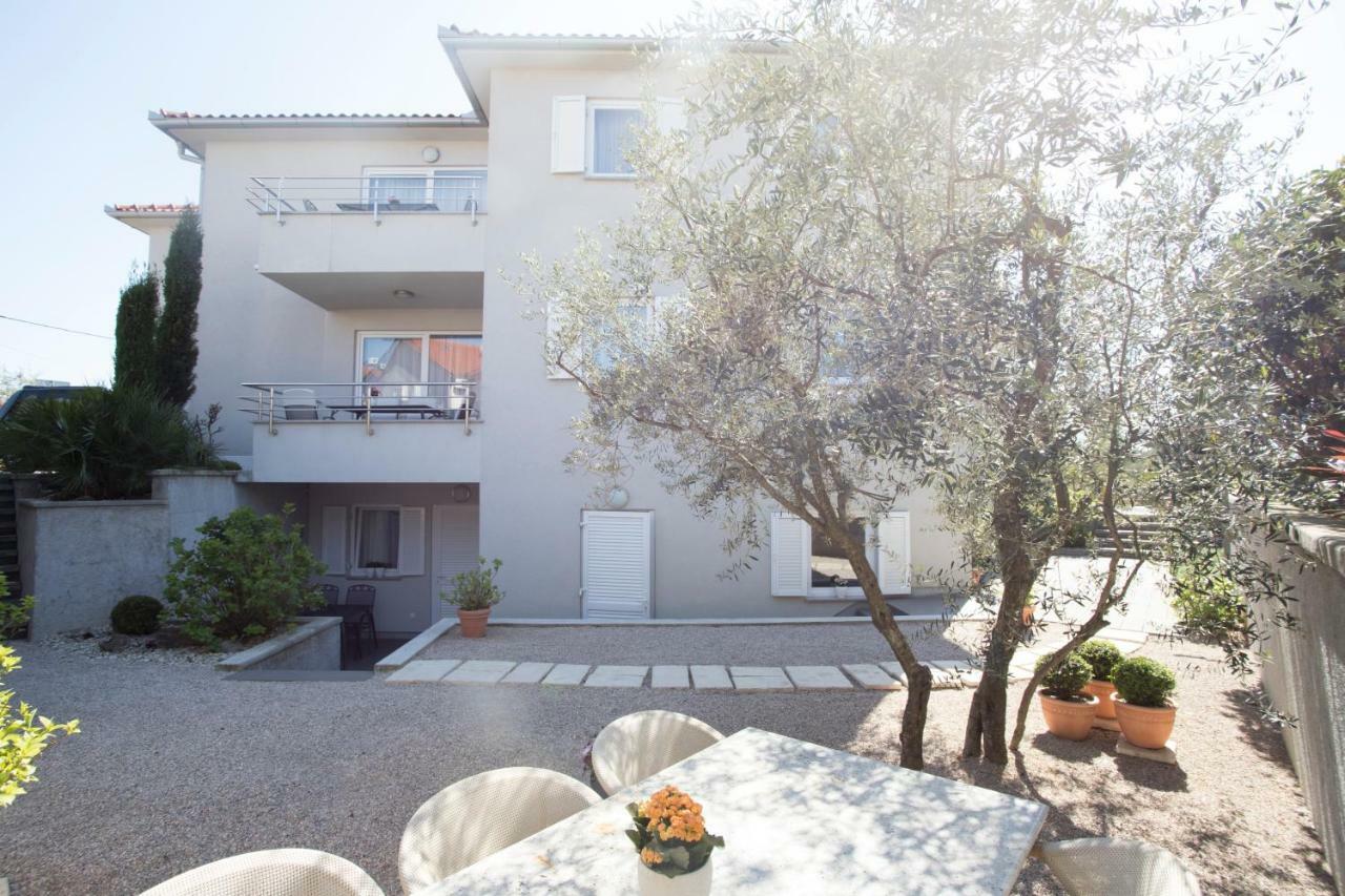 Apartments Villa Mantinela Malinska Exterior foto
